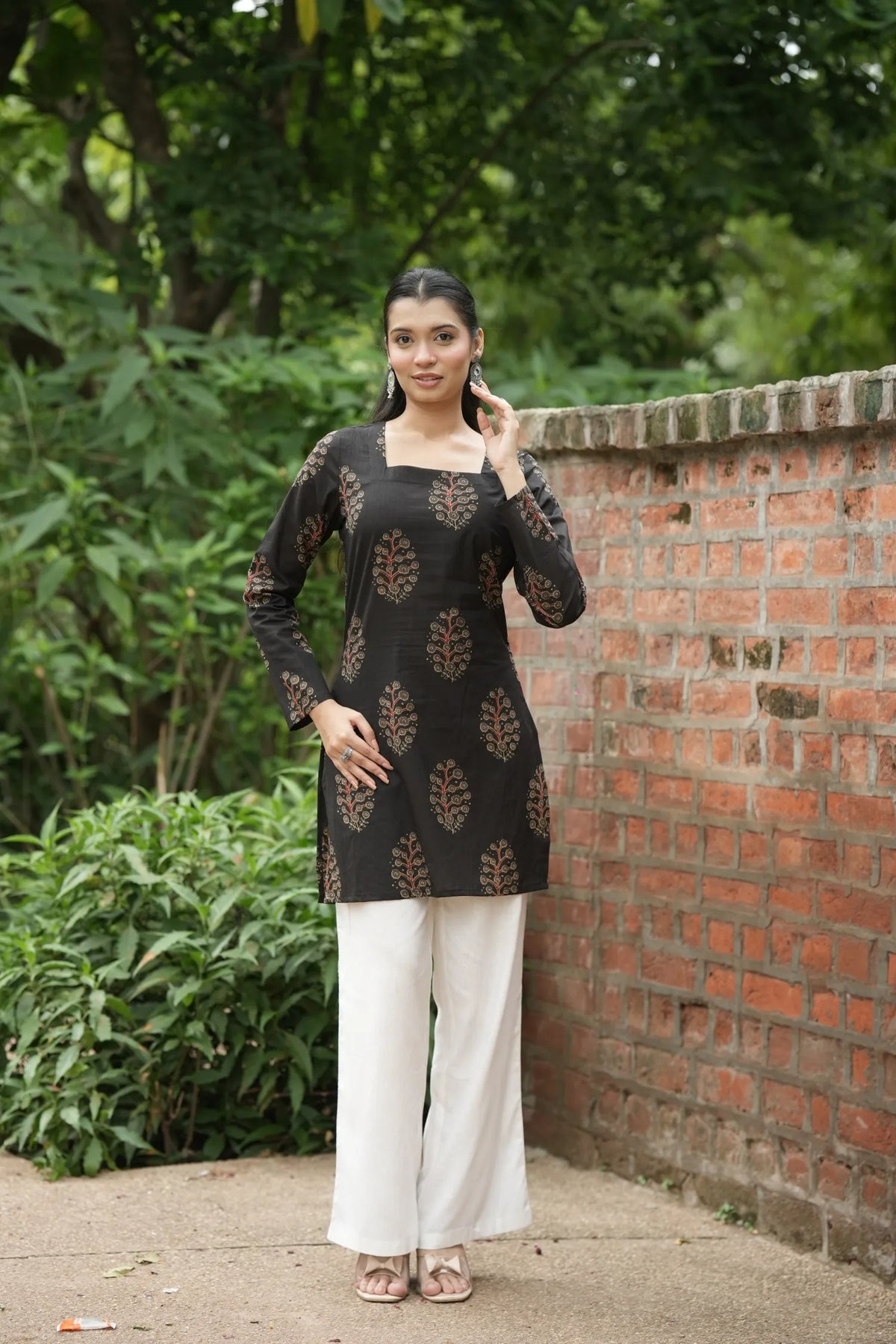 Black Buta Print Full Sleeve Kurti